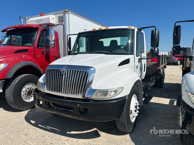2005 International 4300 4x2 شاحنة نقل بضاعة مفتوحة