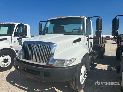 2007 International 4300 4x2 شاحنة نقل بضاعة مفتوحة