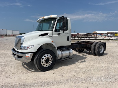 2014 International 4400 Delux 4x2 を見 Cab and Chassis