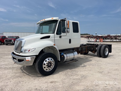2017 International 4400 4x2 Extended Cab を見 Cab and Chassis