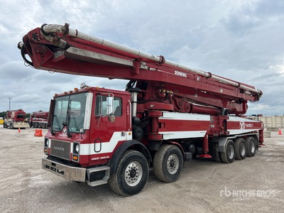 2003 Schwing 2525H-6 / 52 52 m on 2003 Mack MR688S 10x6 Twin-Steer Camion pompe à béton