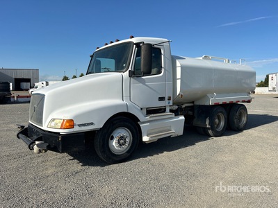 2001 Volvo VNL 6x4 Water Truck