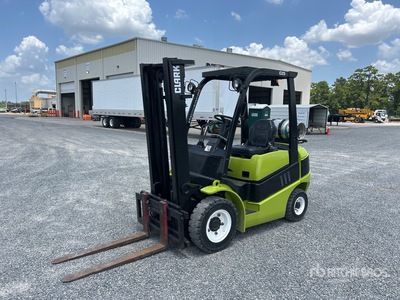 Clark C25L 4800 lb Pneumatic Tire Montacargas