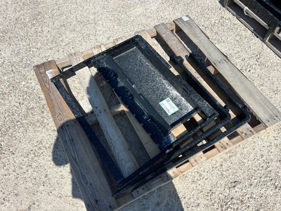 2025 GIYI GY-XHC 29 in Mini Skid Steer Forks (Unused)