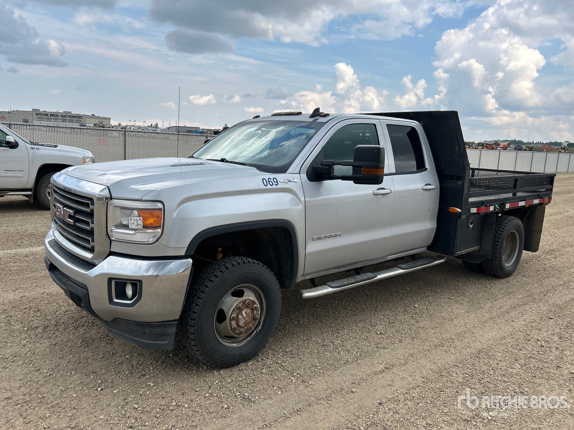 2015 GMC Sierra 3500HD 4x4 Crew Cab Flatbed Truck