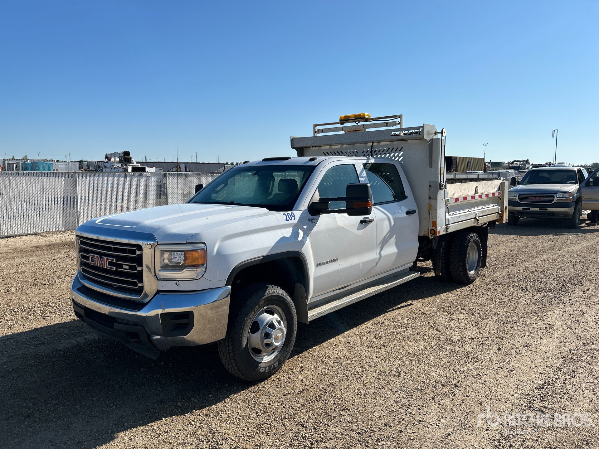 2015 GMC Sierra 3500HD 4x2 Crew Cab Tipper Truck