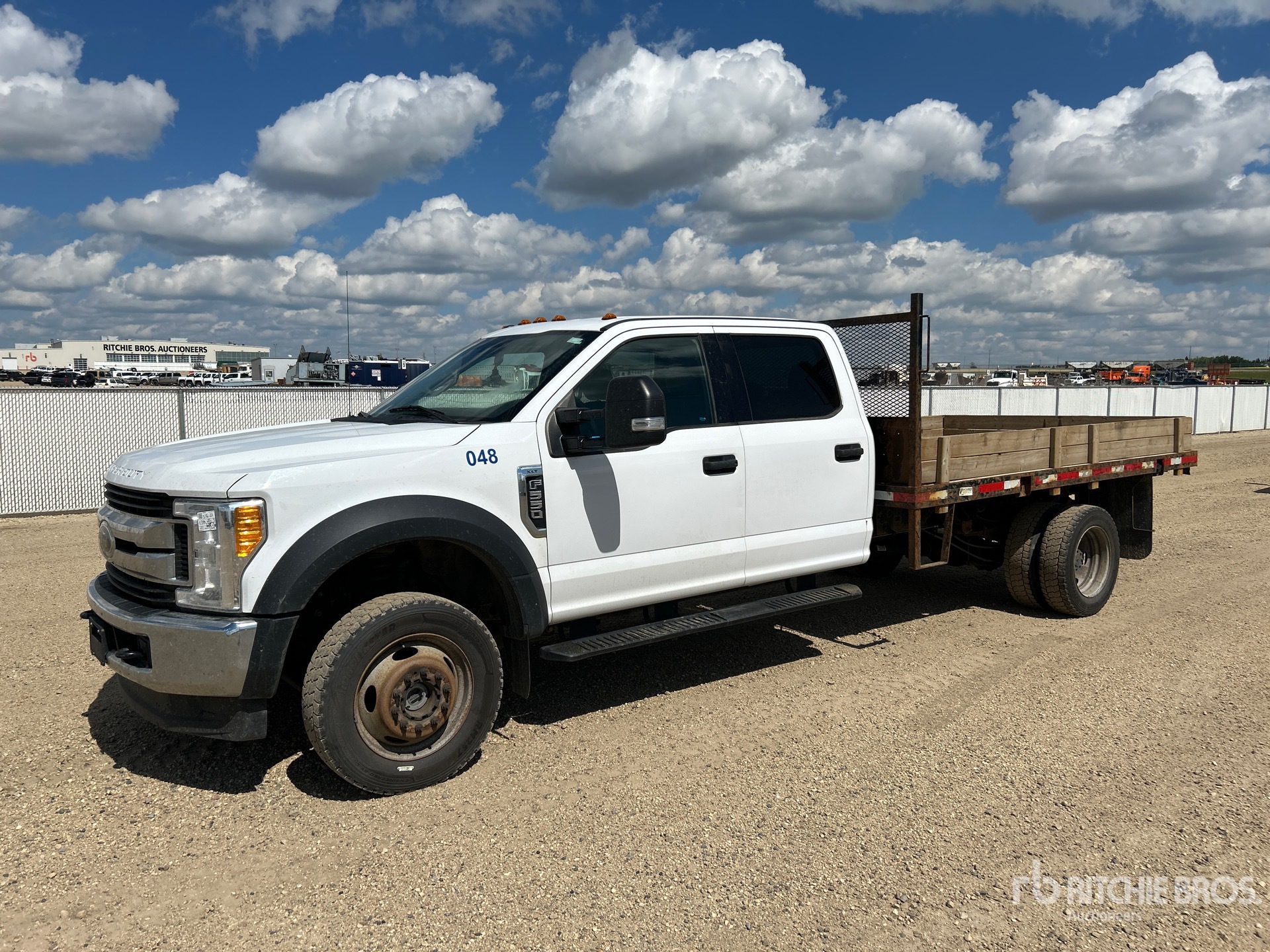 2017 Ford F-550 XLT 4x4 Crew Cab شاحنة مسطحة