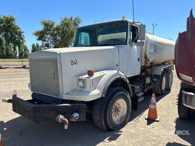 White 6x4 Camion cisterna de agua (Inoperable)