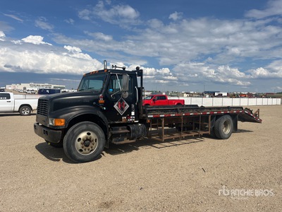 1996 International 4900 4x2 Flatbed Truck