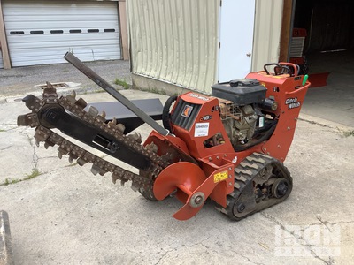 2017 Ditch Witch C16X Skid Steer Zanjadora w/2017 Vermeer TLR33 Trailer
