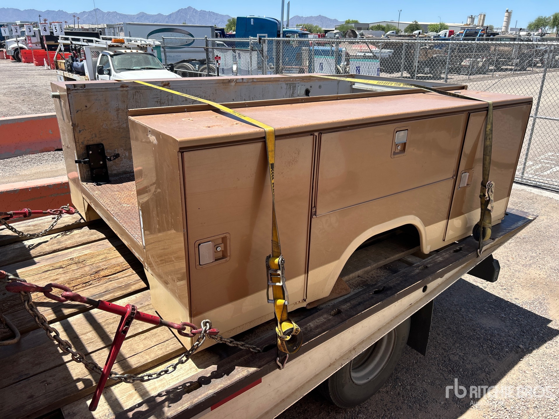 Chevrolet Silverado 8 ft truck body قطع غيار الشاحنات