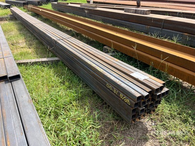 Quantity of (30) 1-1/2 in x 24 ft 16 GA Square Tubing Materiale edile