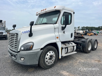 2013 Freightliner Cascadia 125 6x4 T/A Day Cab Truck Tractor