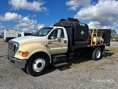 2008 Ford F-750 XLT 4x2 Camion-citerne à carburant et à lubrifiant