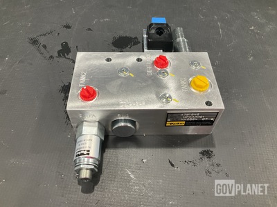 (34) Parker-Hannifin AT81946 Hydraulic System Accessories Manifolds