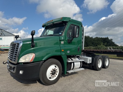 2016 Freightliner Cascadia 6x4 T/A Day Cab Truck Tractor