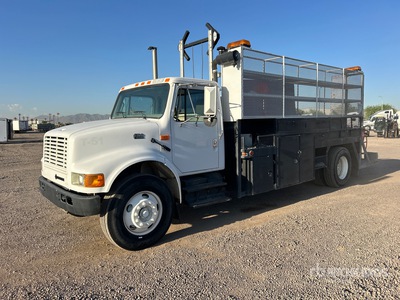 2001 International 4700 4x2 Ciężarówka z płaską platformą