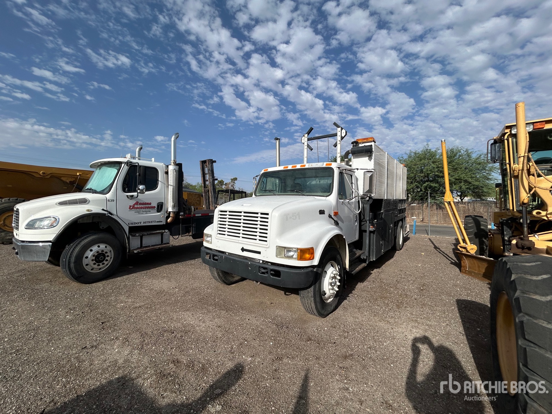 2001 International 4700 4x2 Camión Caja Abierta