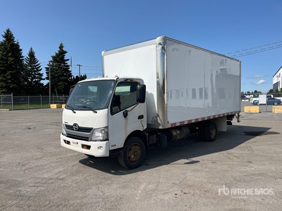 2017 Hino 195 4x2 T/A Furgoneta caja cerrada