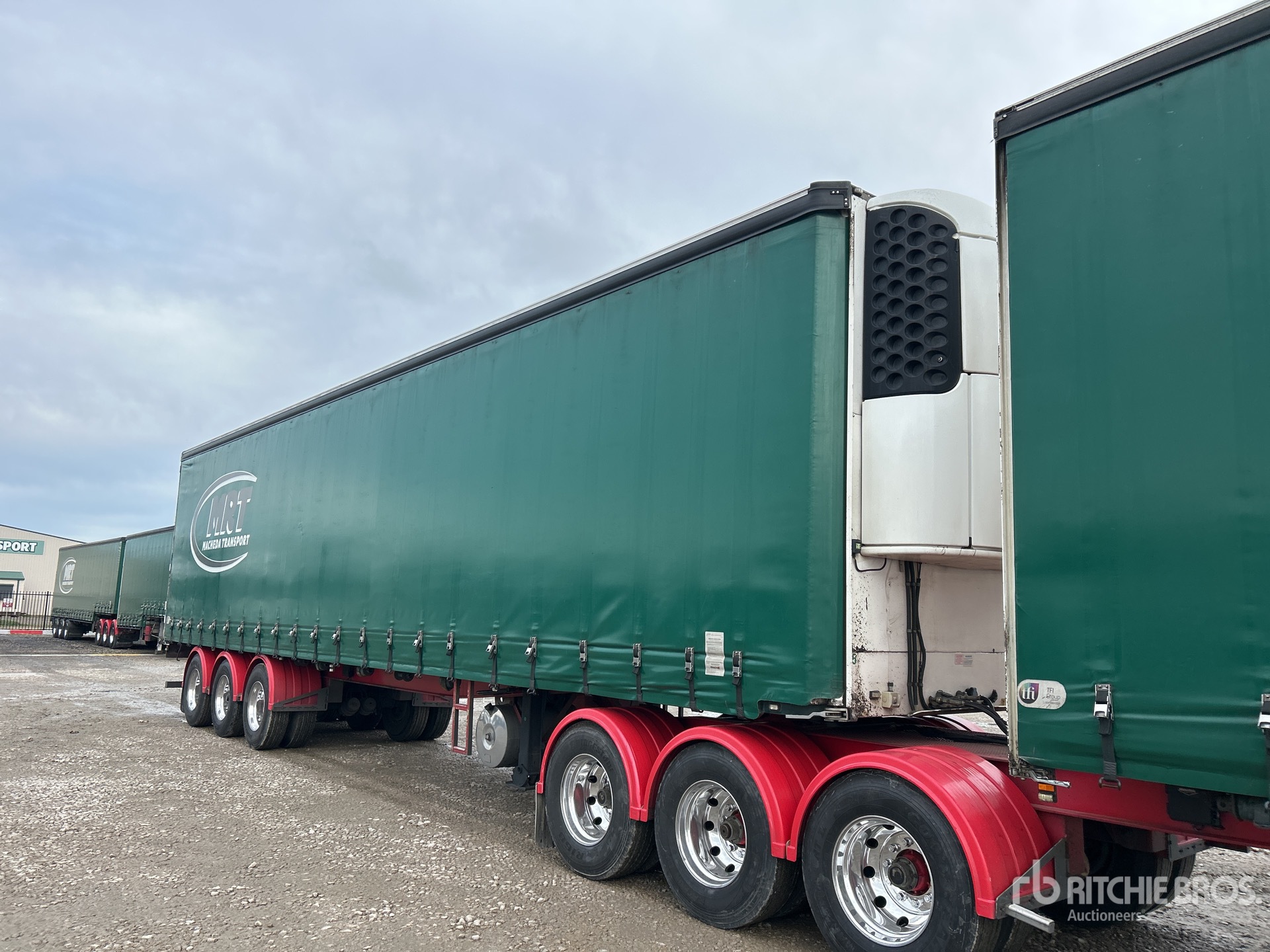 2006 MaxiTrans 13.5 m Tri/A Curtain Side Trailer