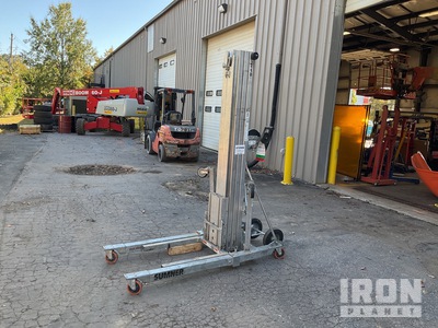 Sumner 2118 Material Hoist