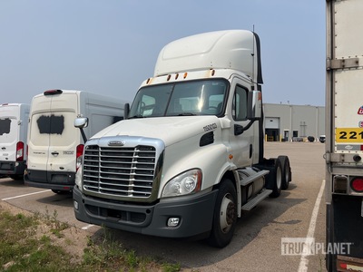 2015 Freightliner CA113DC 6x4 Ciągnik siodłowy T/A z kabiną dzienną (Inoperable)