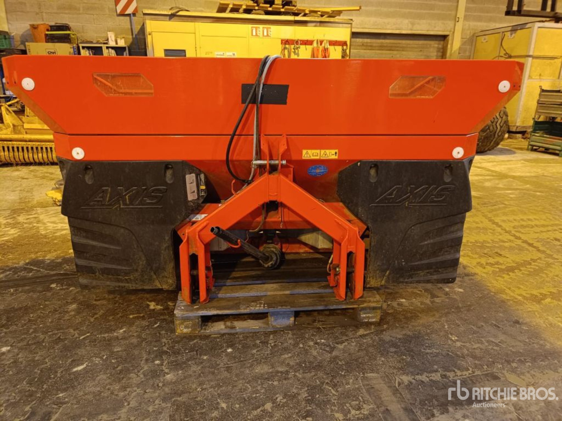 2011 Kuhn Axis 20.1 W T25 28 m 3-Point 2000 L Fertilizer Spreader