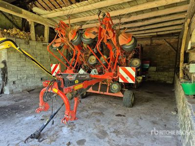 2015 Kuhn GF 10802 T 10.8 m Semi-Mount 10 Rotor Hay Tedder