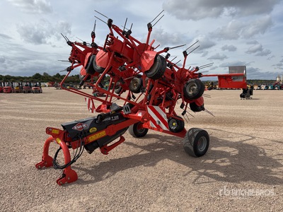 2015 Kuhn GF10802TGII 10.8 m Semi-Mount 10 Rotor Faneuse à foin