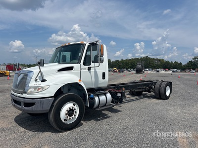 2017 International 4300 4x2 を見 Cab and Chassis (Inoperable)