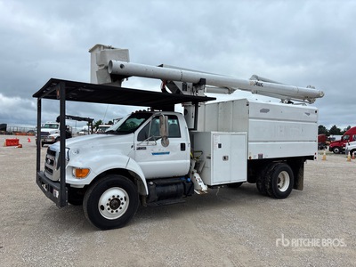 2013 Altec 56 ft on 2013 Ford F-750 XL 4x2 Forestry Camion à godets