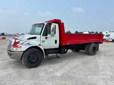 2002 International 4300 4x2 Platte vrachtwagen