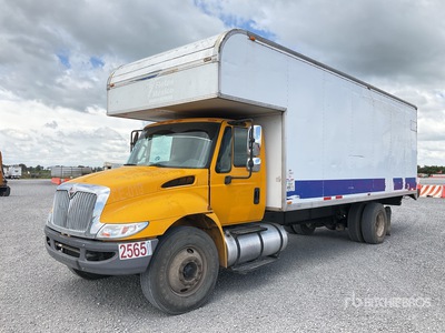 2015 International 4300 SBA 4x2 Camion con Caja Seca / Furgoneta caja cerrada
