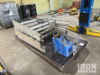 4 ft x 8 ft Aluminum with (7) Wooden Mats and (1) Hydraulic Hand Pump Trench Shield