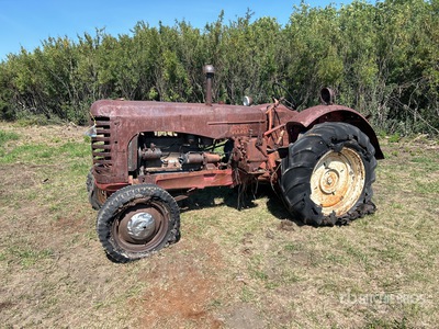 Massey-Harris 44 2WD Wide Front Tracteur de collection