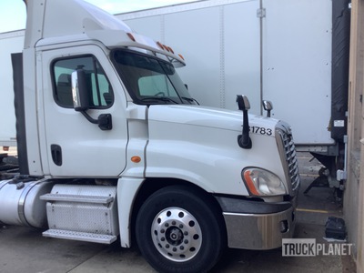 2013 Freightliner Cascadia 6x4 T/A Day Cab Truck Tractor