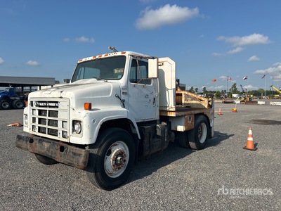 1984 International 2375 4x2 Winch Truck