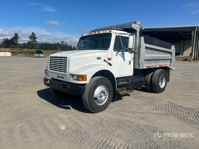 2001 International 4900 4x2 S/A Dump Truck