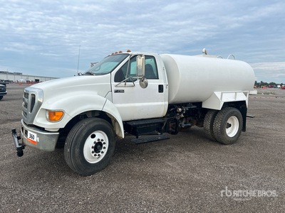 2007 Ford F-750 2000 gal 4x2 Camion cisterna de agua