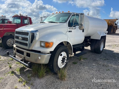 2007 Ford F-750 2000 gal 4x2 Camion à eau