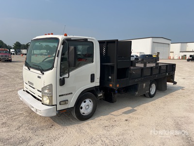 2013 Isuzu NPR HD 4x2 شاحنة مسطحة