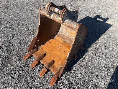 SBA 700 mm Q/C Digging Excavator Bucket - Fits 7 - 10 ton