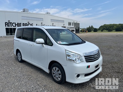 2013 Toyota NOAH Minivan