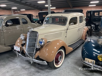 1935 Ford 48 Deluxe 4-door Sedan Voiture ancienne