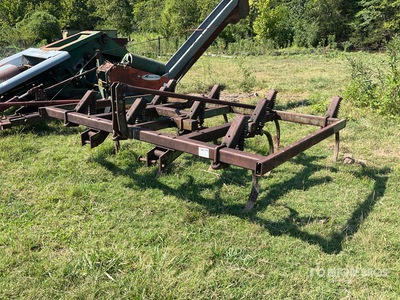 John Deere 1610 108 in 3-Point Chisel Plow