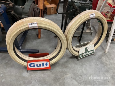Quantity of Remington & Gulf Tire Display Antiguedades