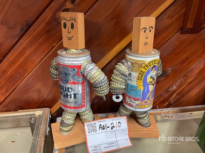 Quantity of (2) Beer Can/ Cap Statutes Varios otros