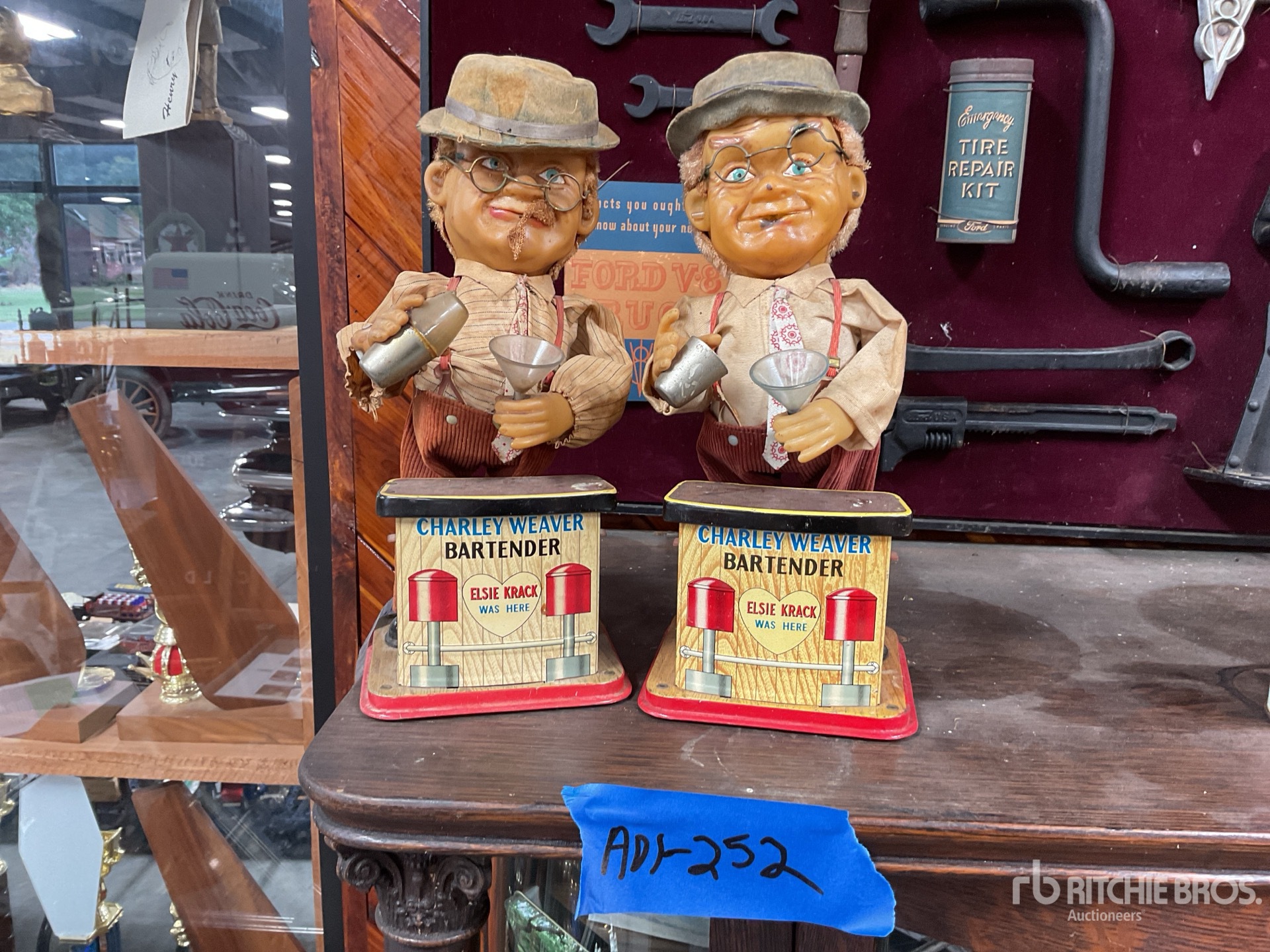 Quantity of (2) Charley Weaver Bartender Pull Divers Autres