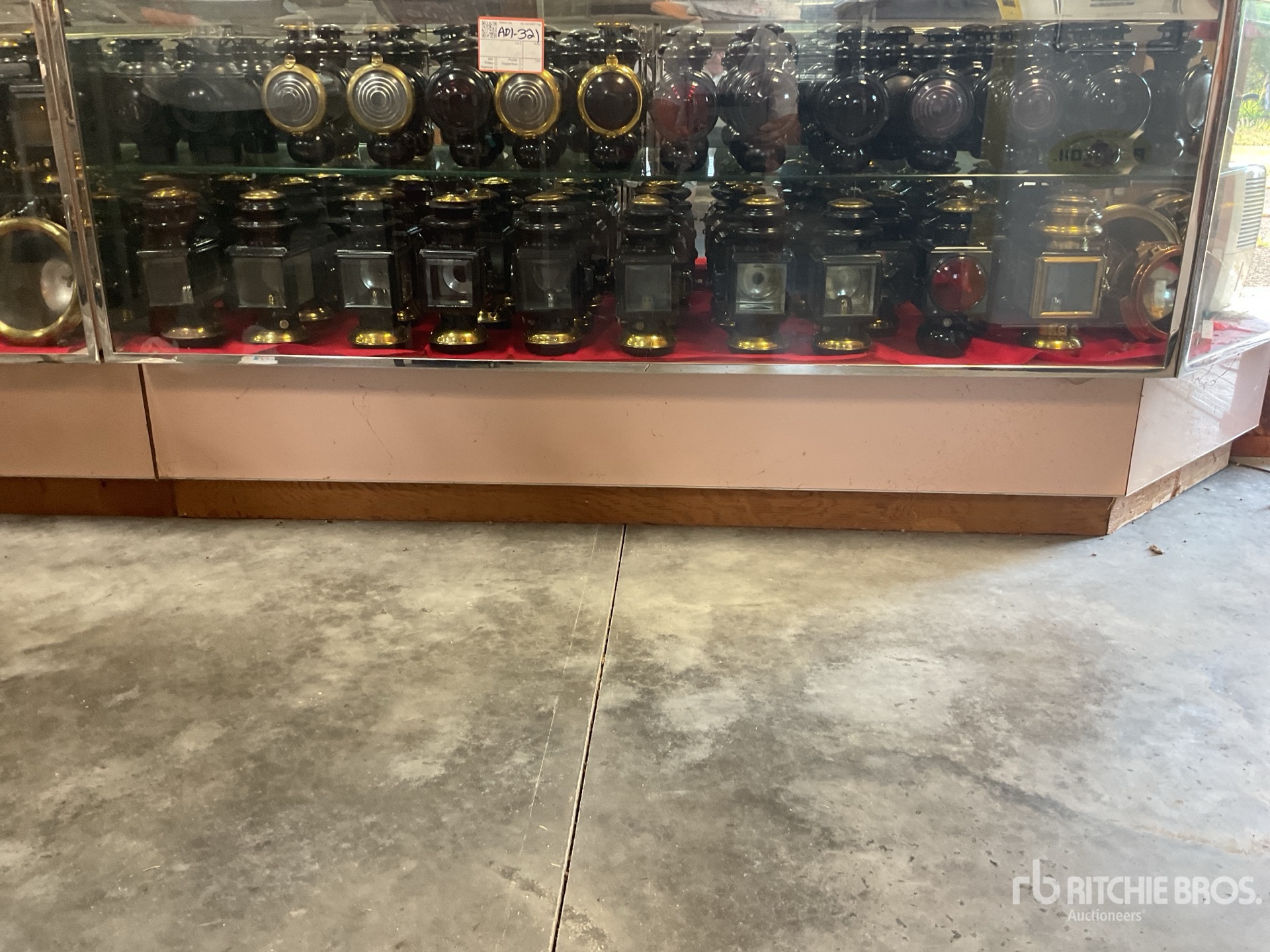 Quantity of (33) Ford 6 Round Lens Lamp