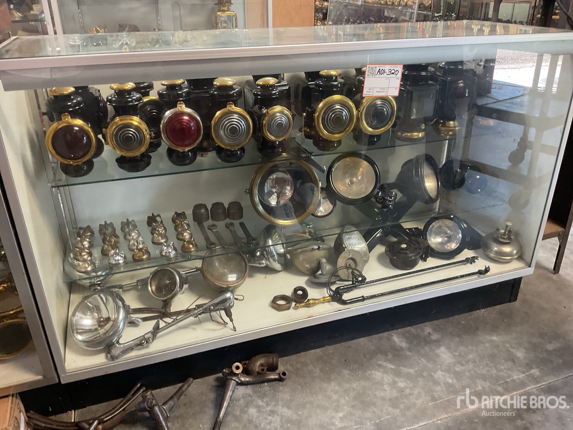 Quantity of (8) Ford 540 Round Lens Lamp and radiator caps Antiguedades